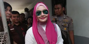 Kembali Jalani Sidang, Edies Adelia Tetap Cantik Dengan Hijab