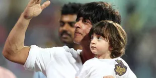 'Kembaran' Kemeja, SRK dan AbRam Khan Ganteng Mana?