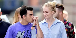 Kemunculan Perdana Sophie Turner di Depan Publik Usai Melahirkan Anak Pertama