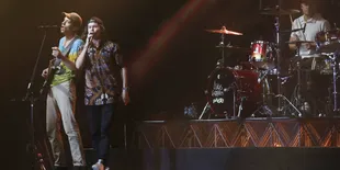 Kenakan Batik, Lukas Graham Sukses Akhiri Konser dengan 7 Years