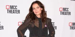 Kenakan Bra di Photoshoot Terbaru, Stretch Mark Katie Holmes Jadi Sorotan