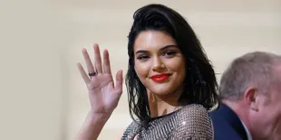Kenakan Cincin di Jari Manis, Kendall Jenner Sudah Tunangan?