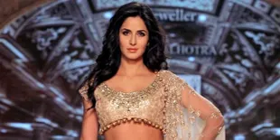 Kenakan Crop Top Bernuansa Mawar, Katrina Kaif Hot Pamer Perut