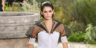 Kenakan Gaun Pengantin di Atas Catwalk, Kaia Gerber Cantik Banget!