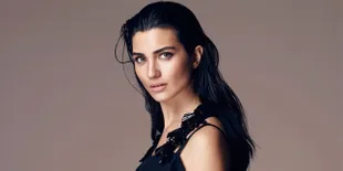 Kenakan Gaun Silver Mewah, Tuba 'Cinta Elif' Memukau di Dubai