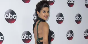 Kenakan 'Gaun Strapless', Priyanka Chopra Cantik Bak Putri Duyung