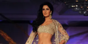 Kenakan Outfit Bergambar Unyu, Katrina Terbang Bareng Pria Ini