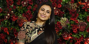 Kenakan Suit Blink-Blink Berkilauan, Penampilan Rani Mukherjee di Umang 2020 Panen Kritikan