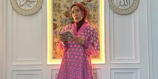Kenang Adik yang Meninggal Mendadak, Melly Goeslaw Ungkap Berbeda Ibu - Tumbuh Besar dalam Toleransi Beda Agama