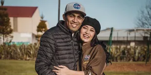 Kenang Suami, Mutia Ayu Unggah Foto Tengah Berpegangan Tangan Erat Bersama Glenn Fredly