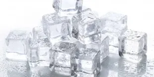 Cara Membuat Es Batu Bening Supaya Terlihat Lebih Mewah