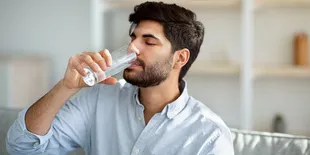 Kenapa Sih Harus Minum Air Mineral yang Cukup Waktu Sahur dan Berbuka? Ini 4 Alasannya