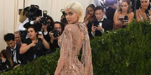 Kencan Bareng Pacar, Kylie Jenner Pakai Cincin di Jari Manis