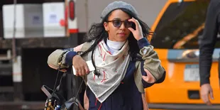 Kencan di Pantai Bareng Pattinson, FKA Twigs Seksi Pakai Bikini