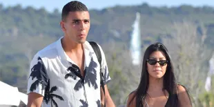 Kencan di Pantai, Kourtney Kardashian Mesra Dengan Pacar Brondong