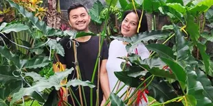 Kencan Santai di Rumah, Potret Dian Nitami 'BUKU HARIAN SEORANG ISTRI' Habiskan Hari Libur Bercocok Tanam dengan Anjasmara