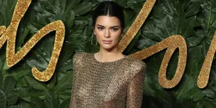 Kendall Jenner Pamer Surat Cinta, Benarkah Dari Harry Styles?