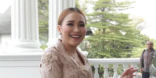 Kepengin Nyusul Tania Nadira Menikah, Ayu Ting Ting Dapat Bunga Khusus