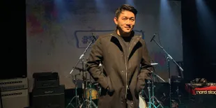 Kepergok Tidur Bareng Baju Almarhumah Istri, Ibu Ifan Seventeen Menangis