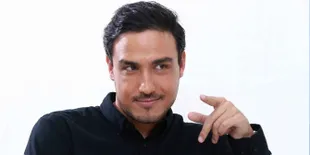 Keren! Hamish Daud Bawa Obor Asian Games Sambil Surfing di Bali