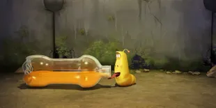 Ketika Duo Larva, Red dan Yellow Menemukan Soda Yang Terjatuh