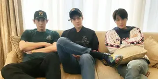Ketika Member EXO Jadi Mahasiswa UI, Gagah Pakai Jas Almamater Kuning