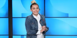 Ketika Miley Cyrus Mendadak Jadi Ellen DeGeneres, Bikin Ngakak!