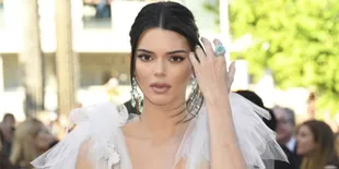 Khloe Kardashian Abadikan Momen Mesra Kendall Jenner &#38; Ben Simmons