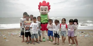 Kiko Ajak Anak-Anak untuk Bersih-Bersih Pantai dengan Ceria