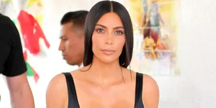 Kim Kardashian Pamer Foto Topless di Atas Ranjang
