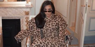 Kim Kardashian Pamer Penyakit Kulit yang Menyebar ke Wajahnya