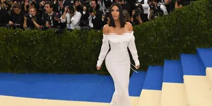 Kim Kardashian Rela Sogok Anak Pakai Lolipop Demi Foto Bareng di Hari Ibu!