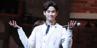 Kim Soo Hyun Ternyata Suka Peluk-Peluk, Model Ini Jadi Korbannya