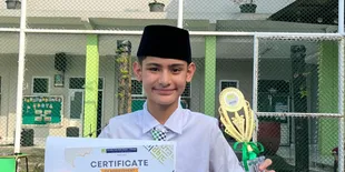 King Faaz Anak Fairuz A Rafiq Juara 1 Lomba Tahfidz di Sekolah