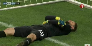 Kiper Ini Pura-Pura Cedera di Tengah Pertandingan Agar Pemain Lain Bisa Berbuka Puasa
