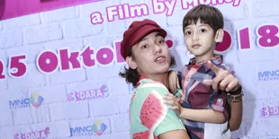 Kisah Adipati Dolken Didampingi Orang Tunawicara Saat Syuting 'NAMAMU KATA PERTAMAKU'