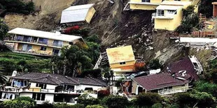 Kisah Haru Seorang Kakak Yang Selamatkan Adiknya Dari Longsor