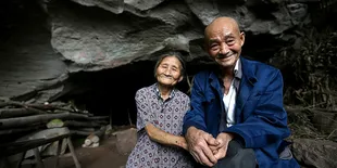 Kisah Kakek Yang Cari Mendiang Sang Istri Sembari Membawa Kue Kemanapun