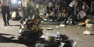 Kisah Warga Bagikan Air Minum Kepada Polisi Dalam Aksi 22 Mei, Respect!