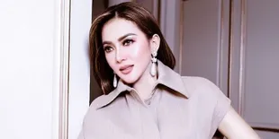 Kocak Abis! Begini Aksi Syahrini Pakai Penutup Nasi Jadi Topi, Model Baru Kata Mama Mertua