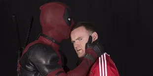 Kocak! Cetak Gol Untuk MU, Deadpool Cium Kening Wayne Rooney