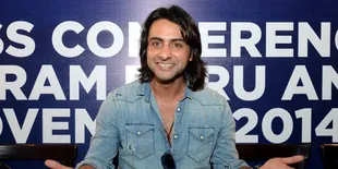 Kocak! Rohit Bhardwaj Pakai Blankon Ala Orang Jawa