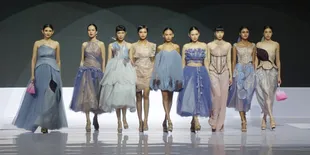 Kolaborasi X2 Softlens dan Susan Zhuang Hadirkan Sentuhan Elegan di Indonesia Fashion Week 2025!