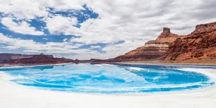 Kolam Warna-Warni di Utah yang Membuatmu Terpesona