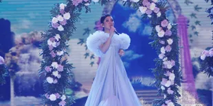 Kondangan, Syahrini Tampil Cantik Temani Reino Barack dan Papa Mertua