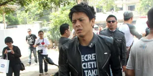 Kondisi Rumah Duka, Ibunda Ariel Menangis di Dekat Jenazah Ayah
