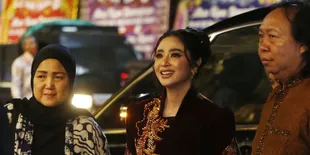 Kondisi Tio Pakusadewo Membaik, Dewi Perssik Berharap Bisa Main Film Bareng