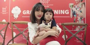 Koneng Perkenalkan Pengasuh Baru Putri Gading Marten dan Gisella Anastasia
