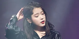 Konser di Jakarta, IU Ajak Ribuan Penonton Tidur di Lagu 'Lullaby'