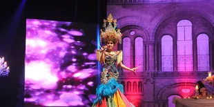 Konser di Singapura, Syahrini Kenakan Baju Bertabur 5000 Bulu Merak